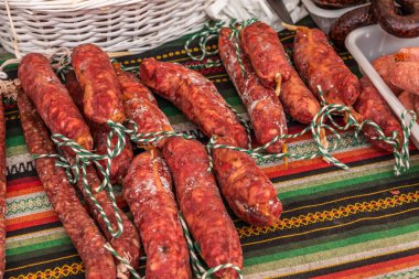 standında, gıda ile ın Bazaarı düzenlenen geleneksel İspanyol sosis