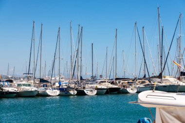 Fuengirola, İspanya - 28 Nisan 2018 A güzel marina lüks yatların ve motorlu tekneler, turistik sahil kasaba Fuengirola