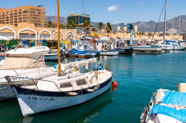 Fuengirola, İspanya - 28 Nisan 2018 A güzel marina lüks yatların ve motorlu tekneler, turistik sahil kasaba Fuengirola