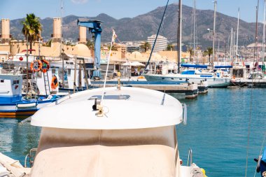 Fuengirola, İspanya - 28 Nisan 2018 A güzel marina lüks yatların ve motorlu tekneler, turistik sahil kasaba Fuengirola