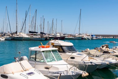 Fuengirola, İspanya - 28 Nisan 2018 A güzel marina lüks yatların ve motorlu tekneler, turistik sahil kasaba Fuengirola