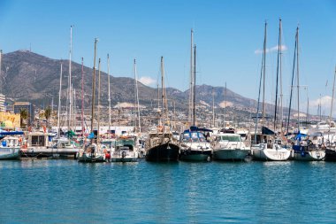 Fuengirola, İspanya - 28 Nisan 2018 A güzel marina lüks yatların ve motorlu tekneler, turistik sahil kasaba Fuengirola
