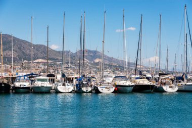 Fuengirola, İspanya - 28 Nisan 2018 A güzel marina lüks yatların ve motorlu tekneler, turistik sahil kasaba Fuengirola