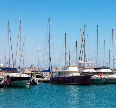 Fuengirola, İspanya - 28 Nisan 2018 A güzel marina lüks yatların ve motorlu tekneler, turistik sahil kasaba Fuengirola