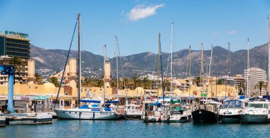 Fuengirola, İspanya - 28 Nisan 2018 A güzel marina lüks yatların ve motorlu tekneler, turistik sahil kasaba Fuengirola