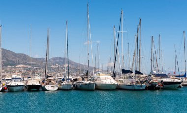 Fuengirola, İspanya - 28 Nisan 2018 A güzel marina lüks yatların ve motorlu tekneler, turistik sahil kasaba Fuengirola