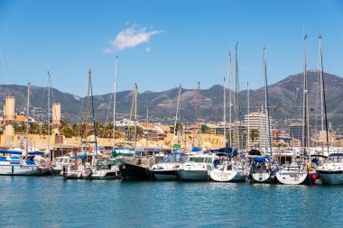 Fuengirola, İspanya - 28 Nisan 2018 A güzel marina lüks yatların ve motorlu tekneler, turistik sahil kasaba Fuengirola