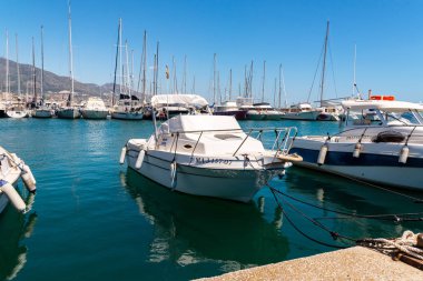 Fuengirola, İspanya - 28 Nisan 2018 A güzel marina lüks yatların ve motorlu tekneler, turistik sahil kasaba Fuengirola