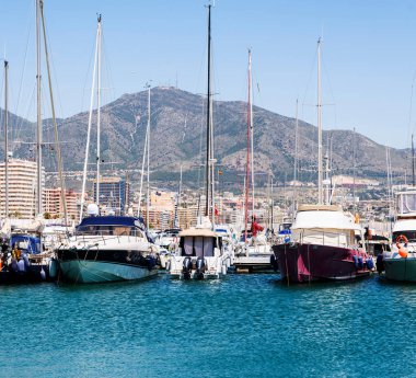 Fuengirola, İspanya - 28 Nisan 2018 A güzel marina lüks yatların ve motorlu tekneler, turistik sahil kasaba Fuengirola