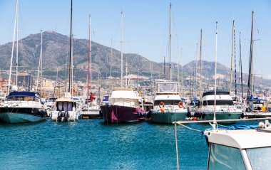 Fuengirola, İspanya - 28 Nisan 2018 A güzel marina lüks yatların ve motorlu tekneler, turistik sahil kasaba Fuengirola