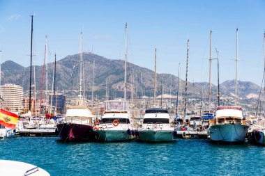 Fuengirola, İspanya - 28 Nisan 2018 A güzel marina lüks yatların ve motorlu tekneler, turistik sahil kasaba Fuengirola