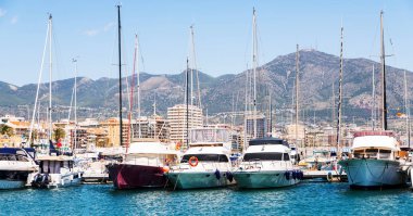 Fuengirola, İspanya - 28 Nisan 2018 A güzel marina lüks yatların ve motorlu tekneler, turistik sahil kasaba Fuengirola