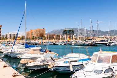 Fuengirola, İspanya - 28 Nisan 2018 A güzel marina lüks yatların ve motorlu tekneler, turistik sahil kasaba Fuengirola