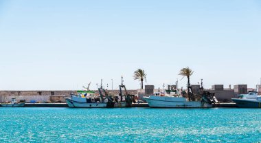 Fuengirola, İspanya - 28 Nisan 2018 A güzel marina lüks yatların ve motorlu tekneler, turistik sahil kasaba Fuengirola