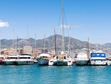 Fuengirola, İspanya - 28 Nisan 2018 A güzel marina lüks yatların ve motorlu tekneler, turistik sahil kasaba Fuengirola