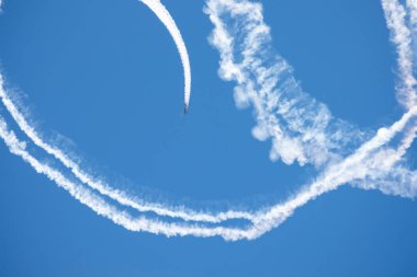 Torre Del Mar, İspanya - 29 Temmuz 2018 uçakları uçan plaj bir sahil kasabasında, Andalusia içinde airshow akrobasi üzerinden