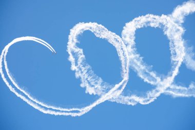 Torre Del Mar, İspanya - 29 Temmuz 2018 uçakları uçan plaj bir sahil kasabasında, Andalusia içinde airshow akrobasi üzerinden