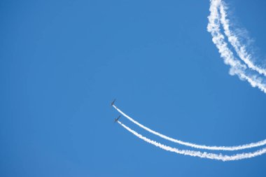 Torre Del Mar, İspanya - 29 Temmuz 2018 uçakları uçan plaj bir sahil kasabasında, Andalusia içinde airshow akrobasi üzerinden