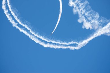 Torre Del Mar, İspanya - 29 Temmuz 2018 uçakları uçan plaj bir sahil kasabasında, Andalusia içinde airshow akrobasi üzerinden