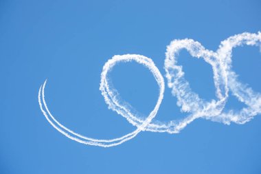 Torre Del Mar, İspanya - 29 Temmuz 2018 uçakları uçan plaj bir sahil kasabasında, Andalusia içinde airshow akrobasi üzerinden