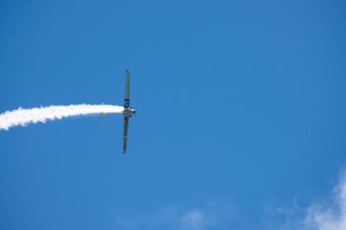 Torre Del Mar, İspanya - 29 Temmuz 2018 uçakları uçan plaj bir sahil kasabasında, Andalusia içinde airshow akrobasi üzerinden