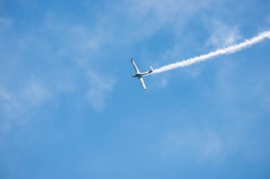 Torre Del Mar, İspanya - 29 Temmuz 2018 uçakları uçan plaj bir sahil kasabasında, Andalusia içinde airshow akrobasi üzerinden