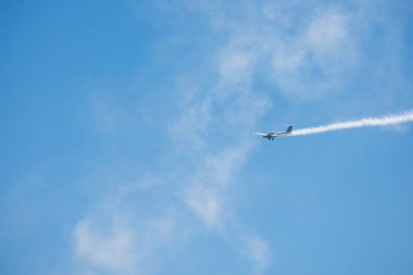 Torre Del Mar, İspanya - 29 Temmuz 2018 uçakları uçan plaj bir sahil kasabasında, Andalusia içinde airshow akrobasi üzerinden