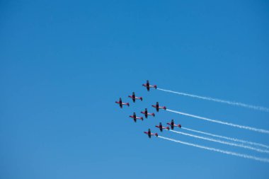 Torre Del Mar, İspanya - 29 Temmuz 2018 uçakları uçan plaj bir sahil kasabasında, Andalusia içinde airshow akrobasi üzerinden