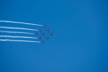 Torre Del Mar, İspanya - 29 Temmuz 2018 uçakları uçan plaj bir sahil kasabasında, Andalusia içinde airshow akrobasi üzerinden