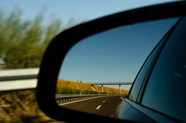 İspanya 'da araba aynasında hızlı yol manzarası, güzel manzara, ulaşım.