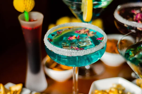 Lezzetli ve renkli içecekler dayalı çeşitli alkoller, şuruplar ve Likörler, benzersiz bir etki barmenin iş, gece parti