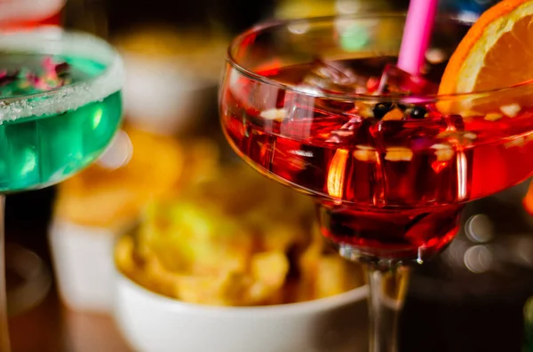 Ízletes Színes Italok Különböző Alkoholok Szirupok Likőrök Egyedülálló Hatását Csapos — Stock Fotó