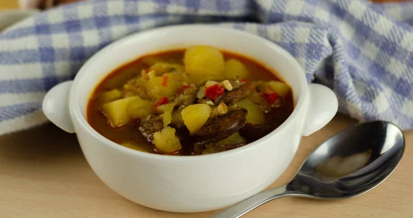 Goulash Húngaro Tradicional Com Carne Bovina Batatas Tomates Pimentas Prato — Fotografia de Stock