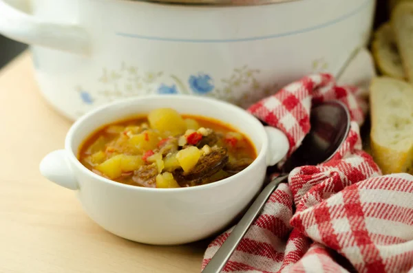 Goulash Húngaro Tradicional Com Carne Bovina Batatas Tomates Pimentas Prato — Fotografia de Stock