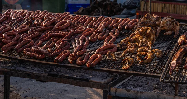 Különböző Típusú Húsok Kolbászok Rakott Egy Nagy Grill Főzés Közben — Stock Fotó