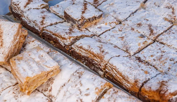 在烘焙板上的奶油层蛋糕拿破仑的部分 美味的甜味 — 图库照片