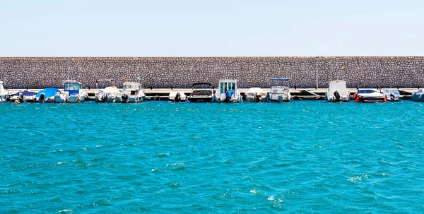 Fuengirola Espanha Abril 2018 Uma Bela Marina Com Iates Luxo — Fotografia de Stock