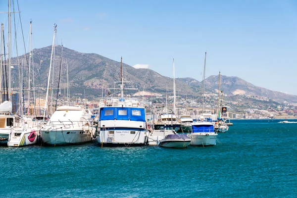 Fuengirola Spanien April 2018 Vackra Småbåtshamn Med Lyxbåtar Och Motorbåtar — Stockfoto