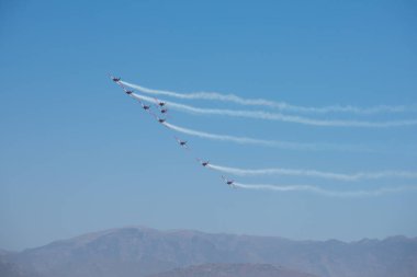 Torre Del Mar, İspanya - 29 Temmuz 2018 uçakları uçan plaj bir sahil kasabasında, Andalusia içinde airshow akrobasi üzerinden