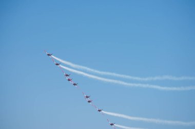 Torre Del Mar, İspanya - 29 Temmuz 2018 uçakları uçan plaj bir sahil kasabasında, Andalusia içinde airshow akrobasi üzerinden