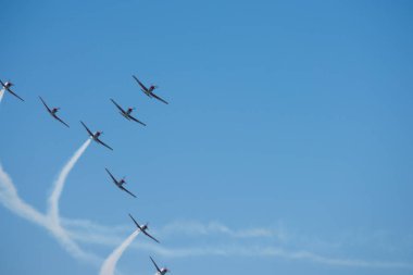 Torre Del Mar, İspanya - 29 Temmuz 2018 uçakları uçan plaj bir sahil kasabasında, Andalusia içinde airshow akrobasi üzerinden