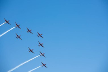 Torre Del Mar, İspanya - 29 Temmuz 2018 uçakları uçan plaj bir sahil kasabasında, Andalusia içinde airshow akrobasi üzerinden