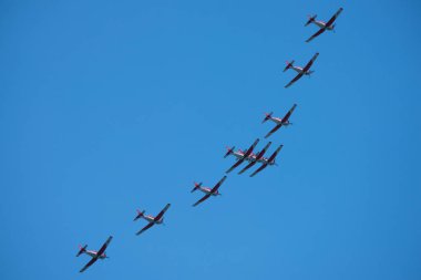 Torre Del Mar, İspanya - 29 Temmuz 2018 uçakları uçan plaj bir sahil kasabasında, Andalusia içinde airshow akrobasi üzerinden
