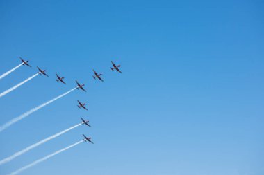 Torre Del Mar, İspanya - 29 Temmuz 2018 uçakları uçan plaj bir sahil kasabasında, Andalusia içinde airshow akrobasi üzerinden