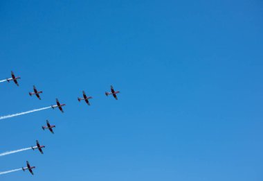 Torre Del Mar, İspanya - 29 Temmuz 2018 uçakları uçan plaj bir sahil kasabasında, Andalusia içinde airshow akrobasi üzerinden