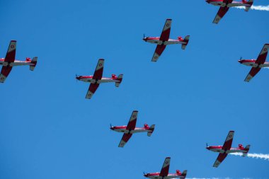 Torre Del Mar, İspanya - 29 Temmuz 2018 uçakları uçan plaj bir sahil kasabasında, Andalusia içinde airshow akrobasi üzerinden