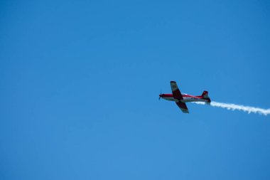 Torre Del Mar, İspanya - 29 Temmuz 2018 uçakları uçan plaj bir sahil kasabasında, Andalusia içinde airshow akrobasi üzerinden
