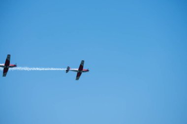 Torre Del Mar, İspanya - 29 Temmuz 2018 uçakları uçan plaj bir sahil kasabasında, Andalusia içinde airshow akrobasi üzerinden