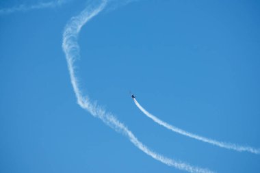 Torre Del Mar, İspanya - 29 Temmuz 2018 uçakları uçan plaj bir sahil kasabasında, Andalusia içinde airshow akrobasi üzerinden