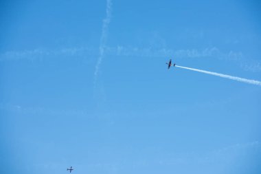 Torre Del Mar, İspanya - 29 Temmuz 2018 uçakları uçan plaj bir sahil kasabasında, Andalusia içinde airshow akrobasi üzerinden